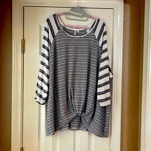 Black and white top, 22/24 Cato